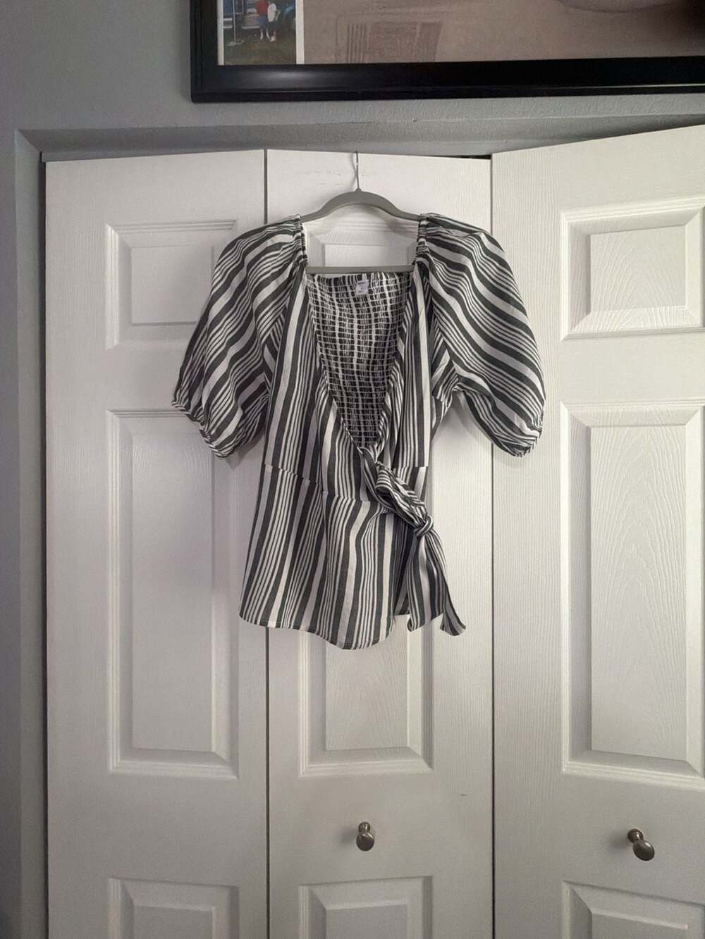 Old Navy Women's Gray and White Striped Smocked Wrap Short Sleeve Top Medium